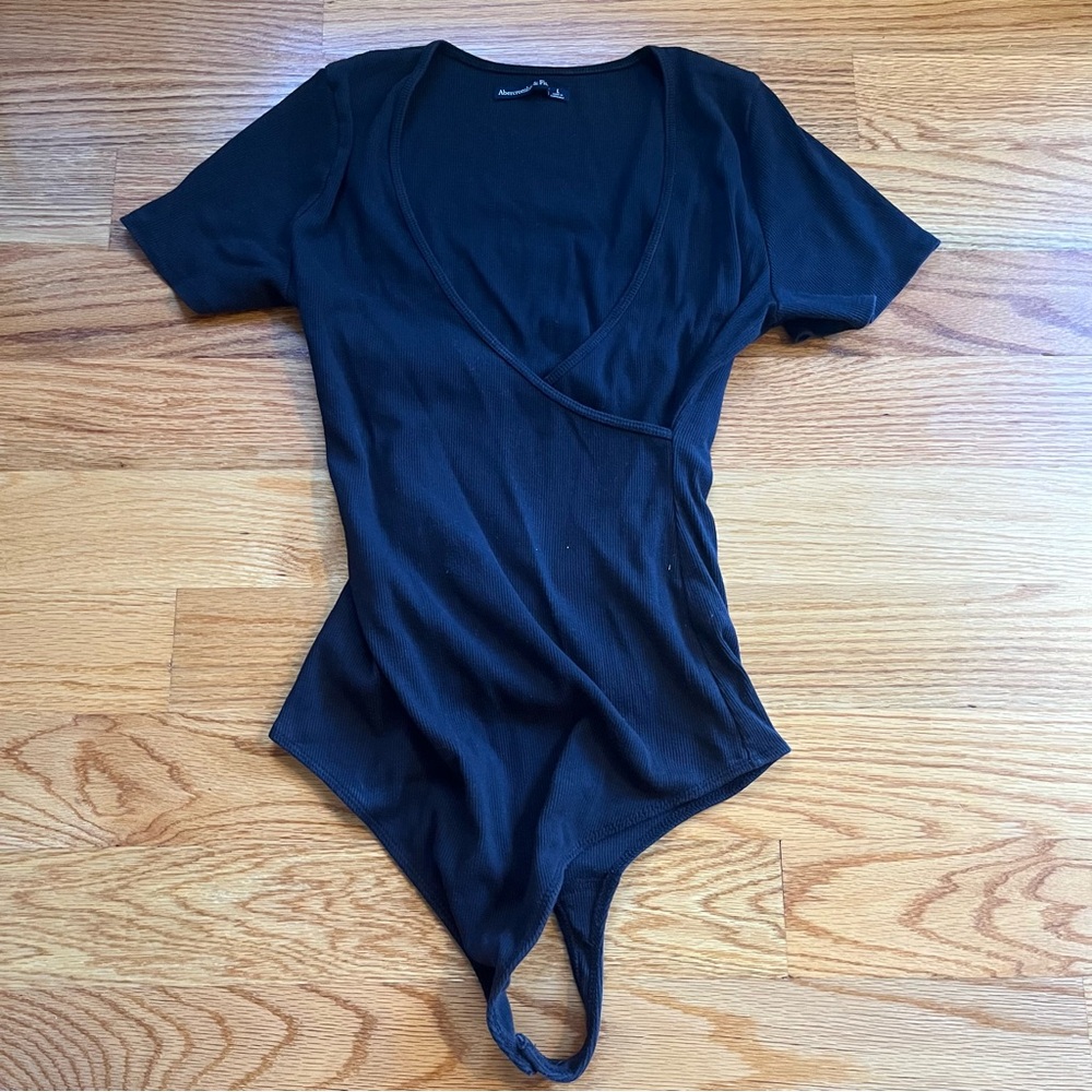 Abercrombie & fitch black ribbed short sleeve bodysuit size large